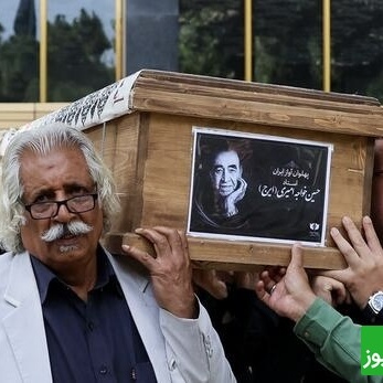 مراسم خاکسپاری ایرج خواجه‌امیری به فضای بزم و شادی تبدیل شد! آوازخوانی و پایکوبی سر جنازه پهلوان آواز ایران