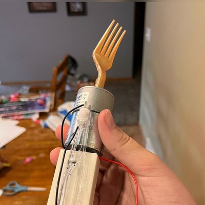 (ویدئو) اختراع عجیب و خلاقانه دانشجویان دانشگاه آزاد نجف‌آباد؛ ایده‌ای بانمک که فضای مجازی را ترکاند!