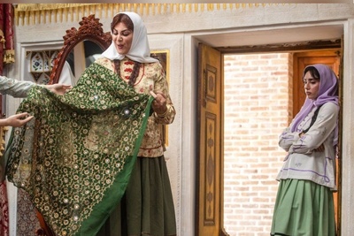 لوکیشن سریال بامداد خمار روایت گر اصالت و هنر معماری ایرانی/ ارسی‌های رنگین، آینه‌کاری‌های چشم‌نواز و هندسه‌ای دقیق و...