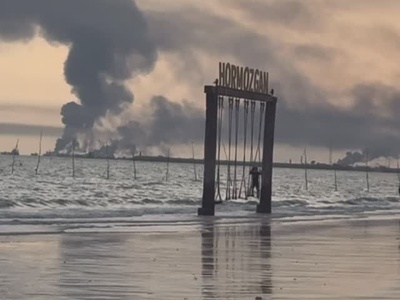 تاب‌بازی در میان دود و آتش در بندرعباس/ شیربچه های ایران نماد شجاعت در دل جنگ+فیلم