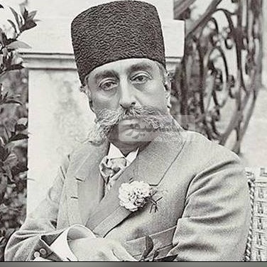 وقتی شاه قاجار با استایل اروپایی همه را شوکه کرد! | از کلاه بلند ایرانی تا لباس مجلسی فرنگی، مد عجیب شاه در سفرهای خارجی!