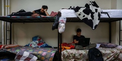 (ویدئو) دردسرهای بامزه زندگی دانشجویی؛ پیک غذا دیر رسید، اما این دانشجوها گرسنه نموندن!😂