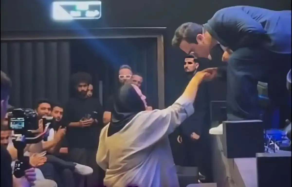 زانو زدن حامد آهنگی مقابل مادرش و بوسه بر دستانش در حین اجرای کنسرت!+ویدیو/ اینم قدردانی از مادر به سبک آقای خوش‌خنده