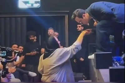 زانو زدن حامد آهنگی مقابل مادرش و بوسه بر دستانش در حین اجرای کنسرت!+ویدیو/ اینم قدردانی از مادر به سبک آقای خوش‌خنده