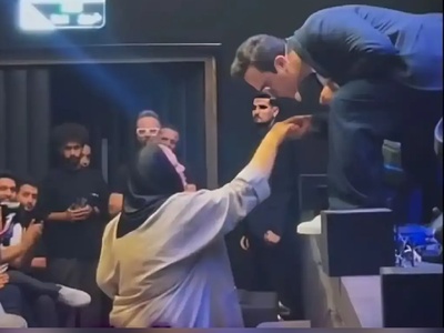 زانو زدن حامد آهنگی مقابل مادرش و بوسه بر دستانش در حین اجرای کنسرت!+ویدیو/ اینم قدردانی از مادر به سبک آقای خوش‌خنده