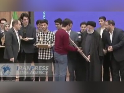 (ویدئو) قاب ماندگار از هدیۀ زیبای یک دانشجوی المپیادی به رئیس جمهور شهید
