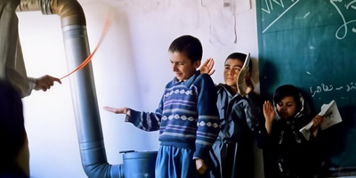 (ویدیو) مروری بر روش‌های تنبیه در مدارس از دهه 50 تا امروز/ فقط بیخیالی دانش‌آموز آخریه😂