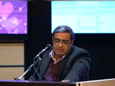 سعید عزیزی: سیستم پسرا گله‌ای هست، پدره زنگ زده به دوستش دمش گرم سنگ تموم گذاشت گفت آره اینجاست داره نماز میخونه🤣
