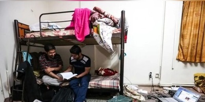 (ویدیو) طنز دانشجویی روز؛  وقتی خوابگاه پسرانه تبدیل میشه به مرکز ایده‌های خفن برای پیچوندن درس!؛ شمام اینجوری بودین؟