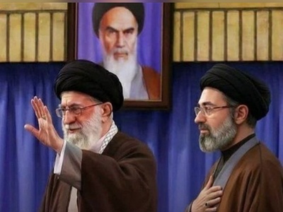 کودکی 12 ساله آیت‌الله سیدمجتبی خامنه‌ای در کنار رهبر شهید انقلاب + تصاویر نایاب از سربازی‌اش در جنگ دفاع مقدس