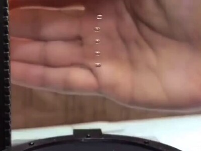 (ویدئو) آزمایش شگفت‌انگیز و دیدنی شناور شدن آب در امواج صوتی/ اختلال در عملکرد نیروی جاذبه در شناوری آکوستیک