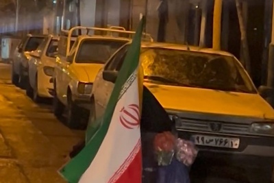 حاج خانم هشتاد ساله‌ تنها در خیابان، اما با لشکری از امید؛ دیدار اتفاقی با مادر انقلابی