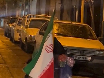 حاج خانم هشتاد ساله‌ تنها در خیابان، اما با لشکری از امید؛ دیدار اتفاقی با مادر انقلابی