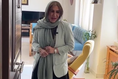 نگاهی به سلیقه خاص نسیم ادبی در انتخاب و چیدمان اثاث منزلش؛ از ترکیب رنگ زرد و آبی در مبلمان تا پذیرایی دلباز با فرشی لاجوردی رنگ شبیه پرهای طاووس+ویدیو/ چقدر باسلیقه👌