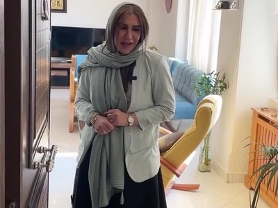 نگاهی به سلیقه خاص نسیم ادبی در انتخاب و چیدمان اثاث منزلش؛ از ترکیب رنگ زرد و آبی در مبلمان تا پذیرایی دلباز با فرشی لاجوردی رنگ شبیه پرهای طاووس+ویدیو/ چقدر باسلیقه👌