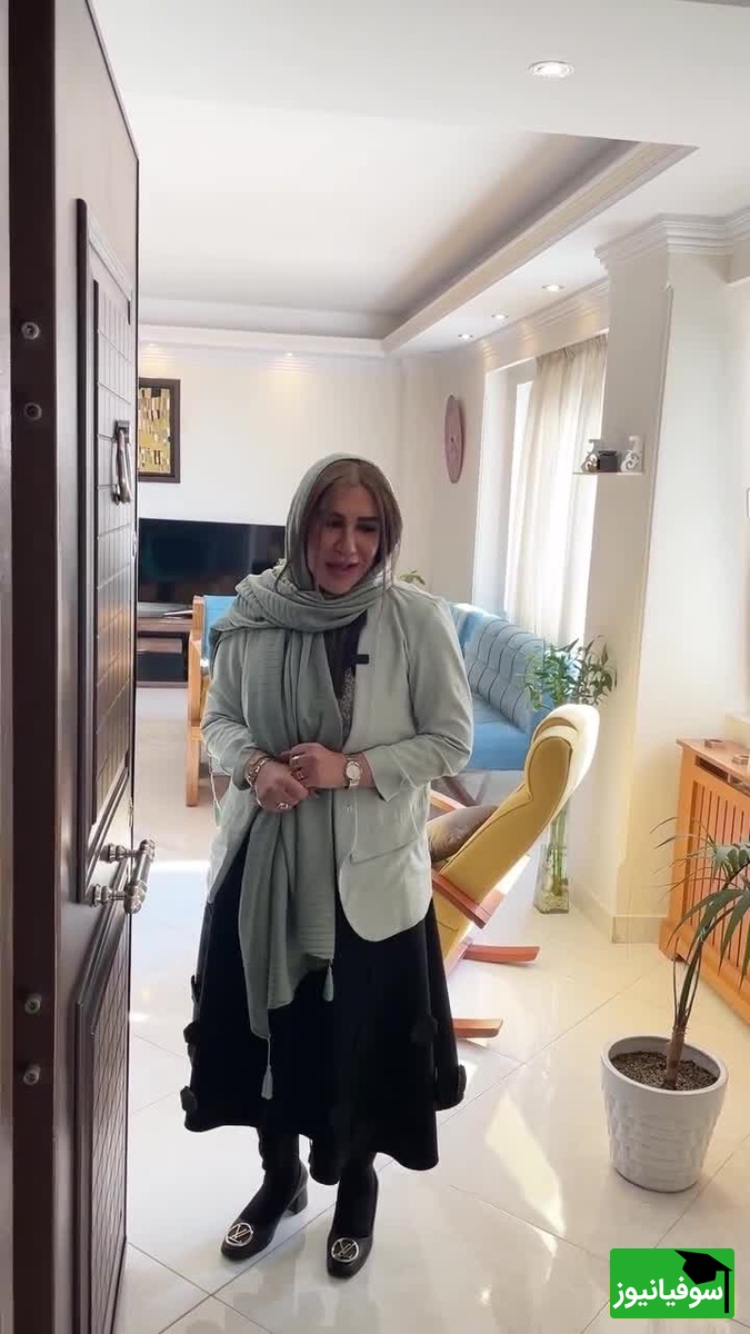 نگاهی به سلیقه خاص نسیم ادبی در انتخاب و چیدمان اثاث منزلش؛ از ترکیب رنگ زرد و آبی در مبلمان تا پذیرایی دلباز با فرشی لاجوردی رنگ شبیه پرهای طاووس+ویدیو/ چقدر باسلیقه👌