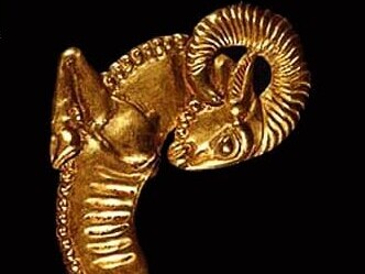 (ویدئو) شگفتی هنر هخامنشی، جزئیات خیره‌کننده دسته گلدان بز کوهی و نماد اساطیری ایران باستان