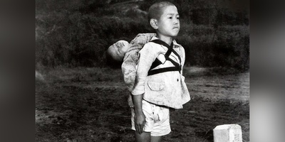 (ویدئو) عکسی که هزار کتاب تاریخ نمی‌تونه بیان کنه: وقتی جنگ معصومیت رو در یک لحظه می‌کشه!