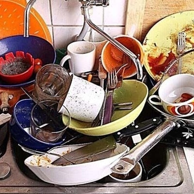 (عکس) ترفند طلایی یا فاجعه بهداشتی؟ واکنش مدیران خوابگاه به "روش پوششی" برای دور زدن ظرف شستن!