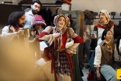 قابل توجه عاشقان رشته تئاتر؛ پشت صحنه باشکوه، نمایش موزیکال «الیور توئیست» با هنرنمایی هوتن شکیبا ، بهنوش طباطبایی و... از  مراحل ساخت دکور تا گریم بازیگران