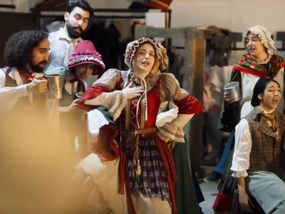 قابل توجه عاشقان رشته تئاتر؛ پشت صحنه باشکوه، نمایش موزیکال «الیور توئیست» با هنرنمایی هوتن شکیبا ، بهنوش طباطبایی و... از  مراحل ساخت دکور تا گریم بازیگران