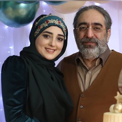 عکس | نگاهی به چیدمان شیک کتابخانه و اتاق موسیقی لاکچری ستاره‌سادات قطبی و همسرش، شهرام شکیبا