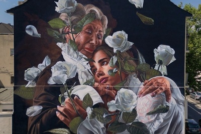 خلاقیت شاهکار هنرمندهای خوش ذوق خیابانی که خرابی ها رو تبدیل به اثر هنری/ببین و لذت ببر😍