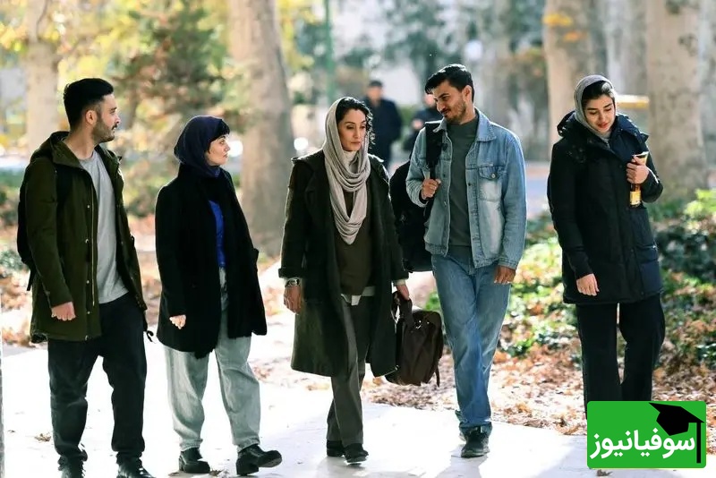 صحنه ای از سریال هزار و یک شب که در آن هدیه تهرانی استاد دانشگاه تهران است و همراه دانشجویان قدم می زند