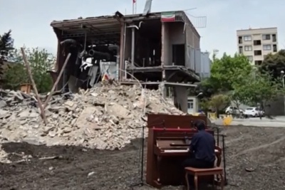 از بمباران تا نت‌های پیانو؛ ویدئوی خاص دانشجوی دانشگاه شریف در میان بقایای حمله آمریکا