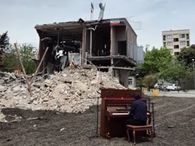 از بمباران تا نت‌های پیانو؛ ویدئوی خاص دانشجوی دانشگاه شریف در میان بقایای حمله آمریکا