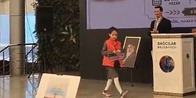 (ویدیو) ویدیوی عجیب و خشمگین نسل جدید در ترکیه؛ پاره کردن پرچم‌های دشمن در مراسم یادبود دانش‌آموزان مینابی