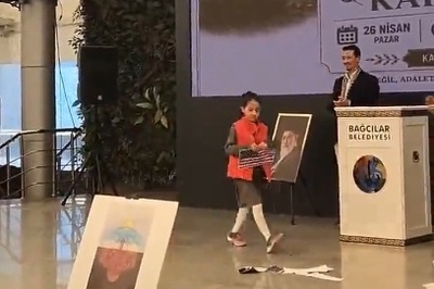 (ویدیو) ویدیوی عجیب و خشمگین نسل جدید در ترکیه؛ پاره کردن پرچم‌های دشمن در مراسم یادبود دانش‌آموزان مینابی