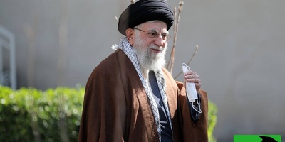 نگاهی به صحنه زیبای کاشت درخت توسط رهبر شهید انقلاب در روز درختکاری 15 اسفند+ فیلم/عکس