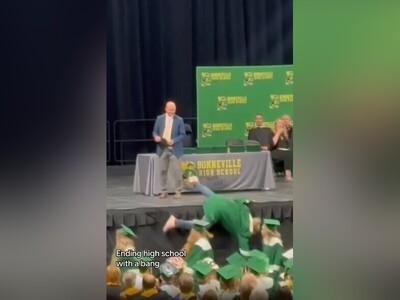 ویدیو/ حادثۀ خنده‌دار به خاطر ذوق‌مرگ شدن یک دانشجو در جشن فارغ‌التحصیلی/ خب داداش درس نمی‌خوندی، کی مجبورت کرده!