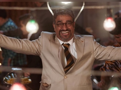 ویدئو | استندآپ مدرسه‌ای با جملات انگیزشی طنزآمیز؛ پژمان جمشیدی از خنده نابود شد 😂