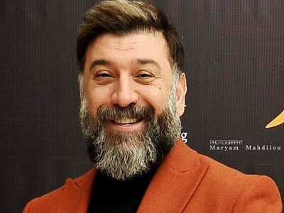 (ویدئو) خاطره‌ی جذاب مرحوم «علی انصاریان» از تسلط فوق‌العاده‌اش به زبان انگلیسی؛ تلاش‌های جانانه او برای "کلید گرفتن" از رسپشن! / قیافه‌ی طرف دیدنی بوده😂