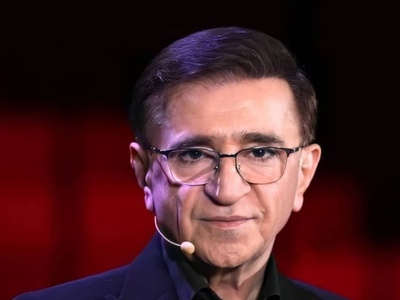 دکتر انوشه؛ هر صبح دو فرشته یکی از شرق و یکی از غرب بر بلندای آسمان این ندار را سر میدن...