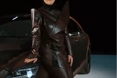 (ویدئو) از قلب تهران تا چشم جهانیان؛ خلاقیت دختر ایرانی که بنز CLS را با هنر وطنی و خط زیبای نستعلیق بازطراحی کرد!