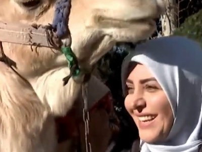 توصیف دقیق ضرب المثل معروف توسط المیرا شریفی مقدم: به آدم قدرنشناس که کینه به دل بگیره بخواد بهت ضربه بزنه میگن کینه شتری داره