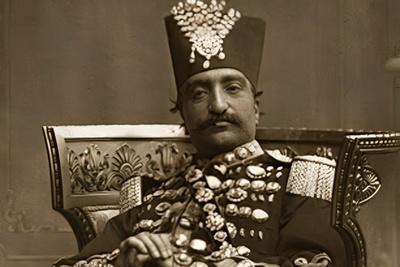 رونمایی از اولین عکس سلفی تاریخ ایران (بلکه جهان) که از آلبوم ناصرالدین شاه قاجاری لو رفته است؛ مود آقا یه چیز دیگه‌ست...