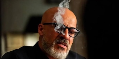 وداعی پر از اشک و بغض؛ حال امیر آقایی در تشییع اکبر عبدی همه را متاثر کرد+عکس