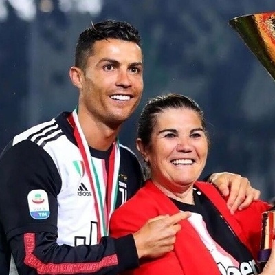 رونالدو: آقای علی دایی من نمی توانم بیایم ، مادرم را می فرستم