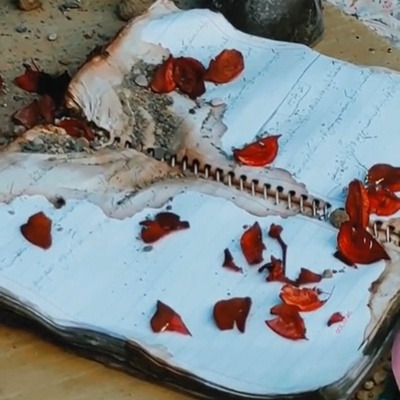 (ویدئو) وقتی دفترهای مشق نیمه‌تمام ماندند؛ روایت تلخ وسایل به‌جا مانده از دانش‌آموزان میناب