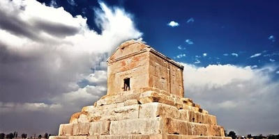 (ویدیو) وقتی ماه کامل پیشانی آرامگاه کوروش را می‌بوسد؛ اتفاقی یا نشانه‌ای از گذشته؟