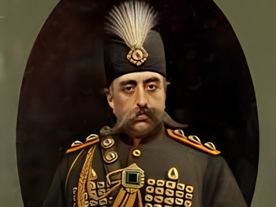 عکس دیده‌نشده از آلبوم خصوصی خاندان قاجار؛ 
ژست مضحک «مظفرالدین شاه» در دوران ولیعهدی در کنار یک تلسکوپ