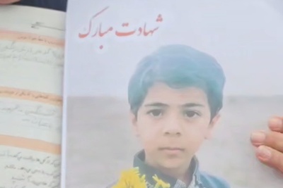 (ویدئو) دفتر مشق «سردار بی‌سر»؛ جمله تکان‌دهنده و آرزوی عجیب یک دانش‌آموز شهید که مادرش با بغض خواند قلب میلیون‌ها نفر را تحت تأثیر قرار داد