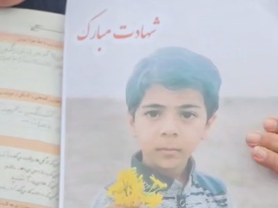 (ویدئو) دفتر مشق «سردار بی‌سر»؛ جمله تکان‌دهنده و آرزوی عجیب یک دانش‌آموز شهید که مادرش با بغض خواند قلب میلیون‌ها نفر را تحت تأثیر قرار داد