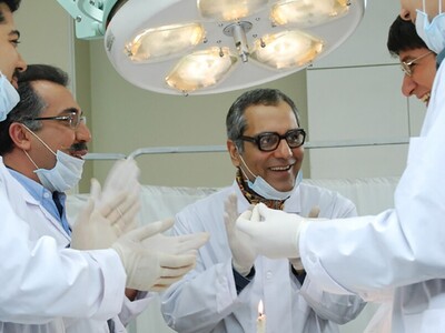 (ویدئو) خنده‌دارترین لحظه «مرد هزارچهره»؛ وقتی "مهران مدیری" در نقش پزشک پروفسوری خودشیفته به برخی از دانشجوهای پزشکی که هر روز خودشان را تحسین می‌کنند، طعنه می‌زند