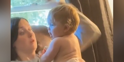 (فیلم) اولین “مامان” کودک و واکنش بی‌نظیر مادر؛ لحظه‌ای عاشقانه که قلب‌ها را گرم می‌کند