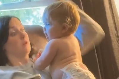 (فیلم) اولین “مامان” کودک و واکنش بی‌نظیر مادر؛ لحظه‌ای عاشقانه که قلب‌ها را گرم می‌کند